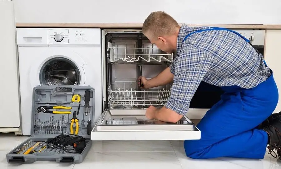 Dilovası Electrolux servisi teknisyen ekibi beyaz eşya tamiri yaparken